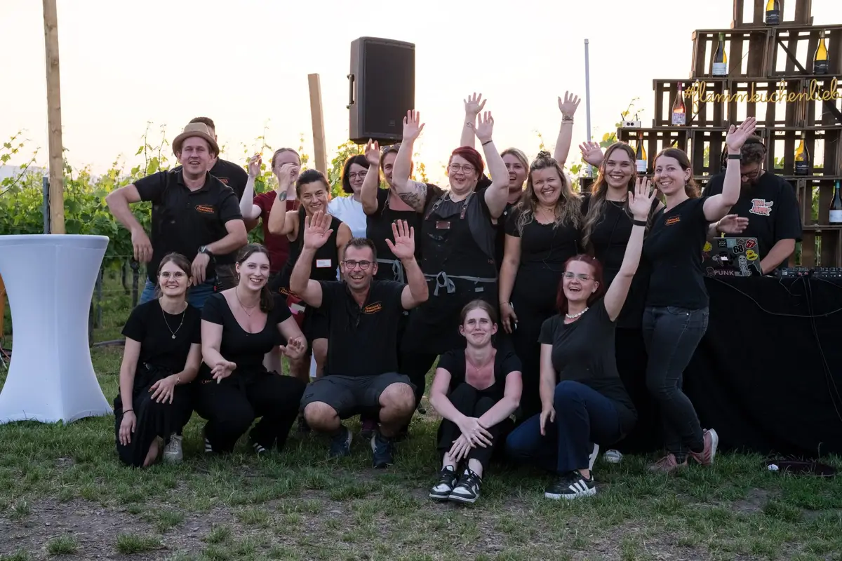 Das Catering-Team in schwarzen Shirts bei einem Event im Weinberg